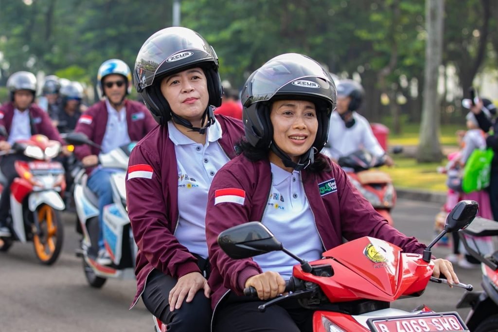 Berboncengan dengan Menteri Bintang, Puan Naik Motor Listrik ke GBK