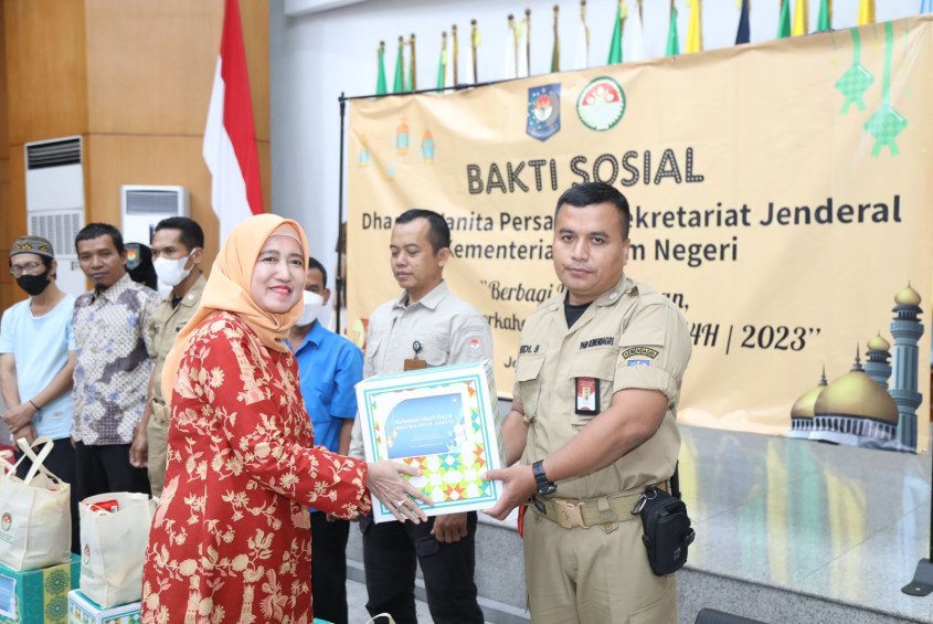 DWP Kemendagri Gelar Bakti Sosial bersama Para Pamdal, OB, dan Pramusaji
