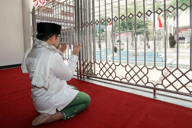 Ziarah ke Makam KH As’ad Syamsul Arifin, Gus Imin Ingatkan Peran Pemuka Agama Dalam Perjuangan Kemerdekaan