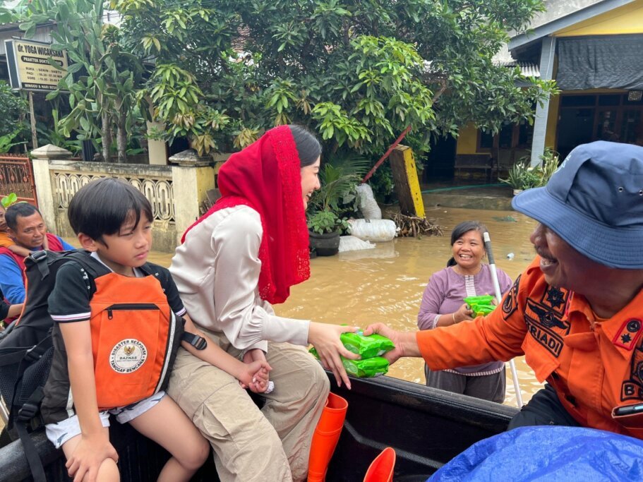 Bersama Pemda, Novita Hardini Gerak Cepat Salurkan Bantuan untuk Korban Banjir di Trenggalek