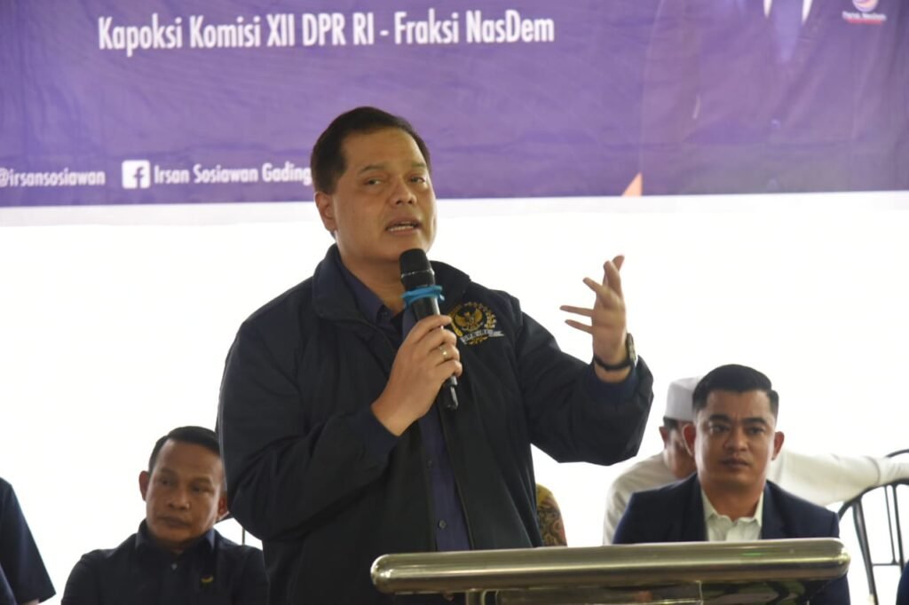 Legislator Berikan Beasiswa SMA untuk Anak Muda Aceh