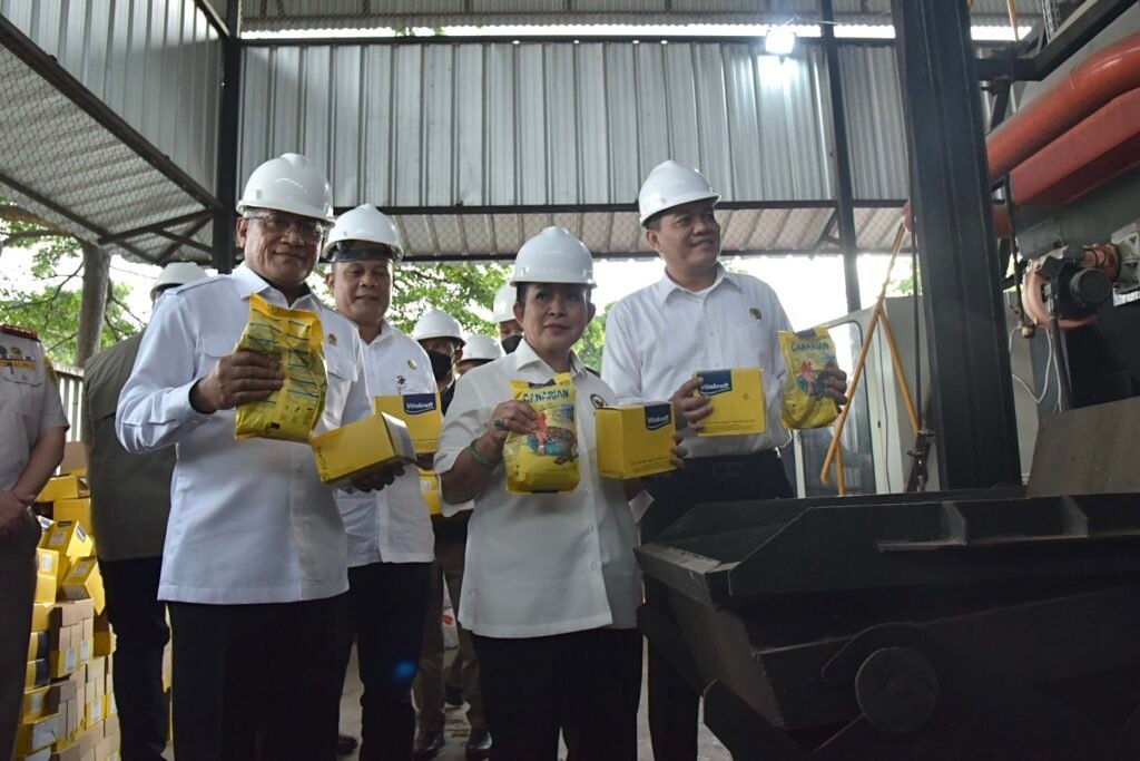 Ratusan Kilogram Pakan Burung Mengandung Biji Ganja Dimusnahkan