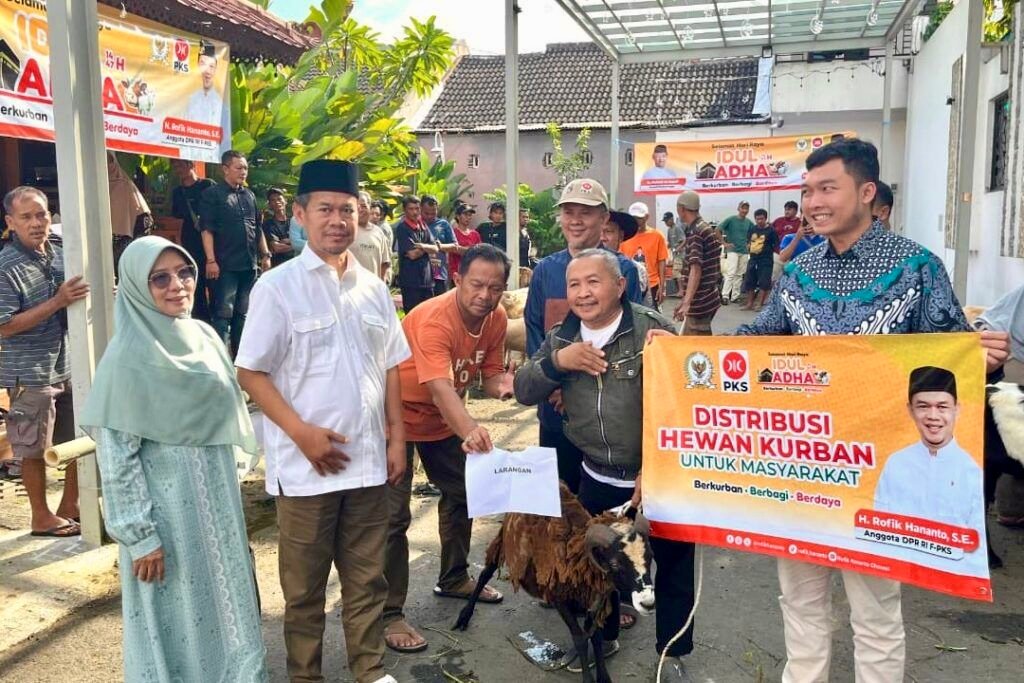 Wujudkan Rasa Kebersamaan, Rofik Hananto Tebar Hewan Kurban di Dapil Jateng VII
