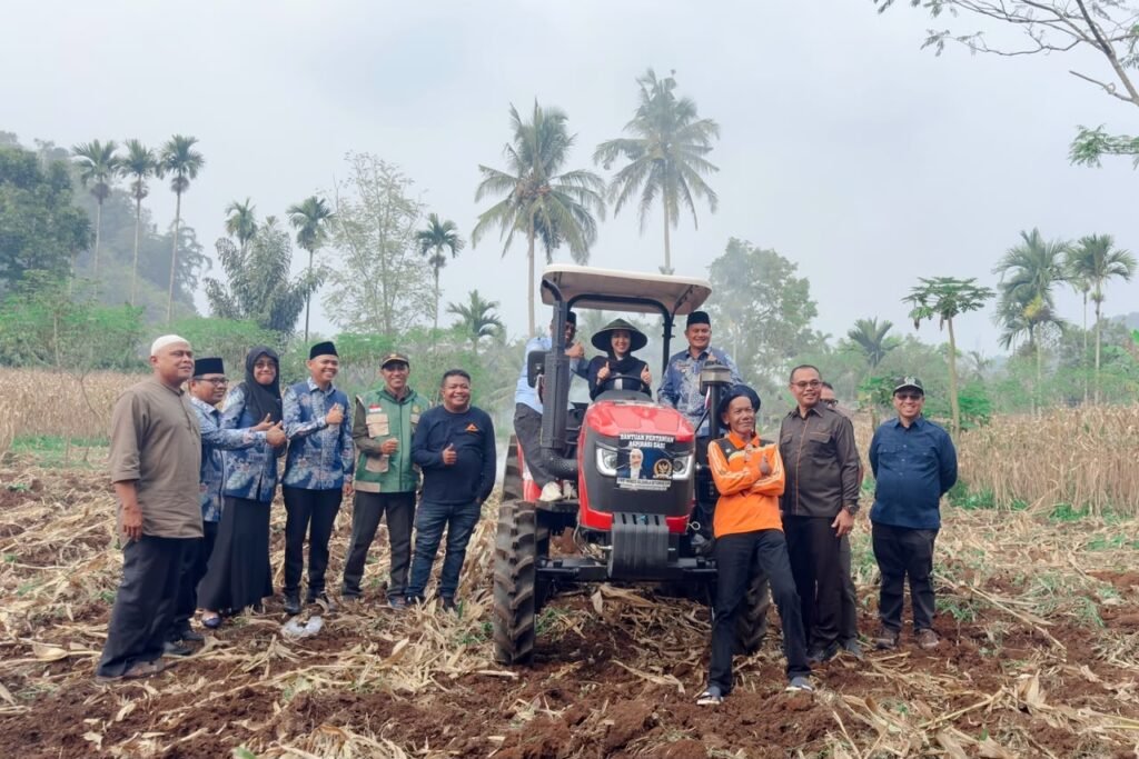 Cindy Monica Serahkan Traktor Roda Empat untuk Petani Sitanang, Dorong Produktivitas Pertanian